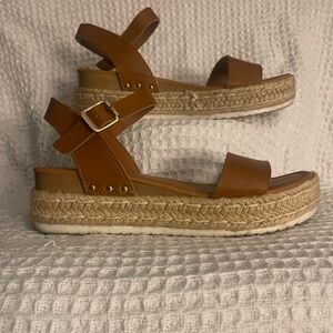 Cushionaire Melissa platform wedge